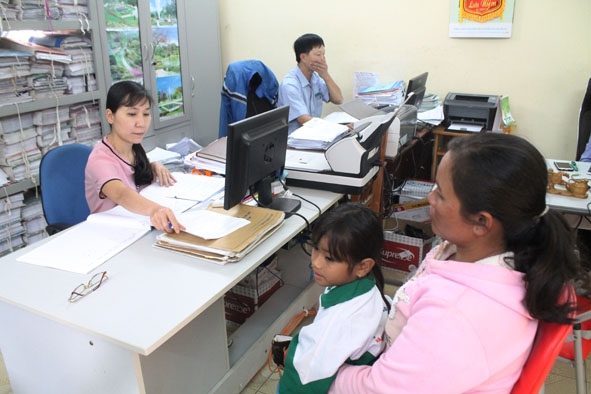 Cán bộ BHXH huyện M'Đrắk giải quyết các thủ tục, chế độ cho người dân.
