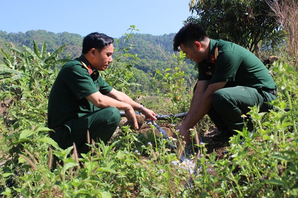 Ban CHQS huyện Lắk làm công trình nước sạch giúp dân ở xã Nam Ka. 