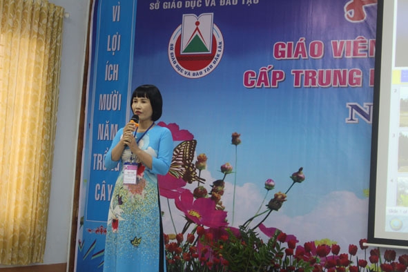Cô giáo Nguyễn Ngọc Thúy (Trường THCS Phan Chu Trinh - TP. Buôn Ma Thuột) thể hiện phần thi kể chuyện. 