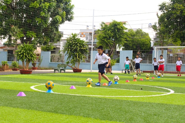 Học sinh Trường Tiểu học Nguyễn Khuyến tập luyện bóng đá.   