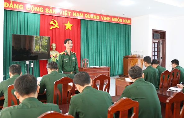 Thượng tá Y Miên Ktul triển khai nhiệm vụ cho cán bộ, chiến sĩ Phòng Tham mưu.