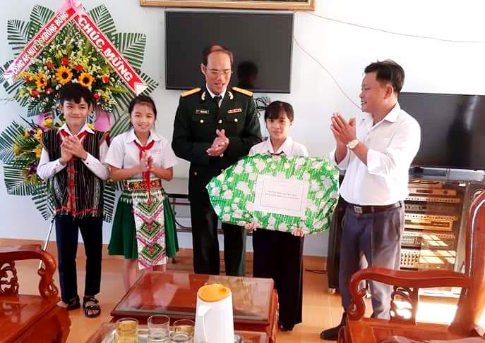 Liên đội Trường Phổ thông Dân tộc nội trú Krông Bông tặng quà cho Ban Chỉ huy quân sự huyện.