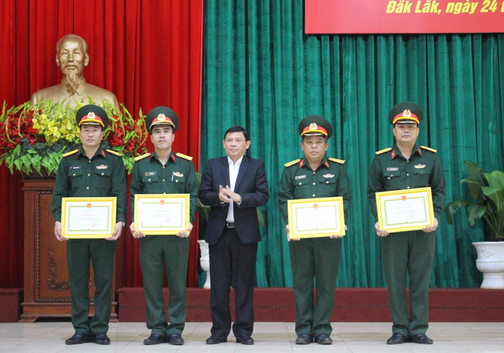Phó Chủ tịch Thường trực UBND tỉnh Nguyễn Tuấn Hà tặng Bằng khen của UBND tỉnh cho các tập thể