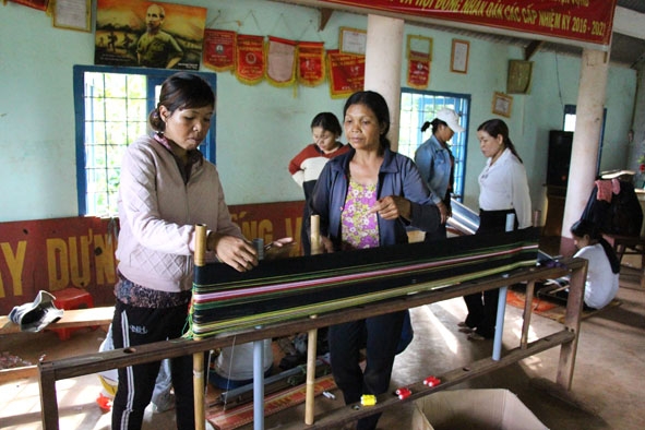 Đào tạo nghề cho lao động nông thôn ở xã Ea Knuếk.  