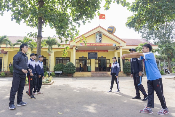 Học sinh Trường THCS Lê Thị Hồng Gấm (xã Ea Ktur) luyện tập bóng chuyền sau giờ học. 