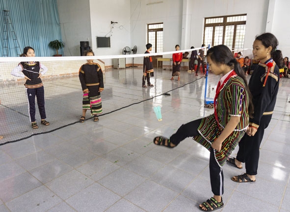 Học sinh Trường Phổ thông Dân tộc nội trú THCS Huyện Cư Kuin (xã Dray Bhăng) chơi đá cầu tại nhà đa năng của trường. 