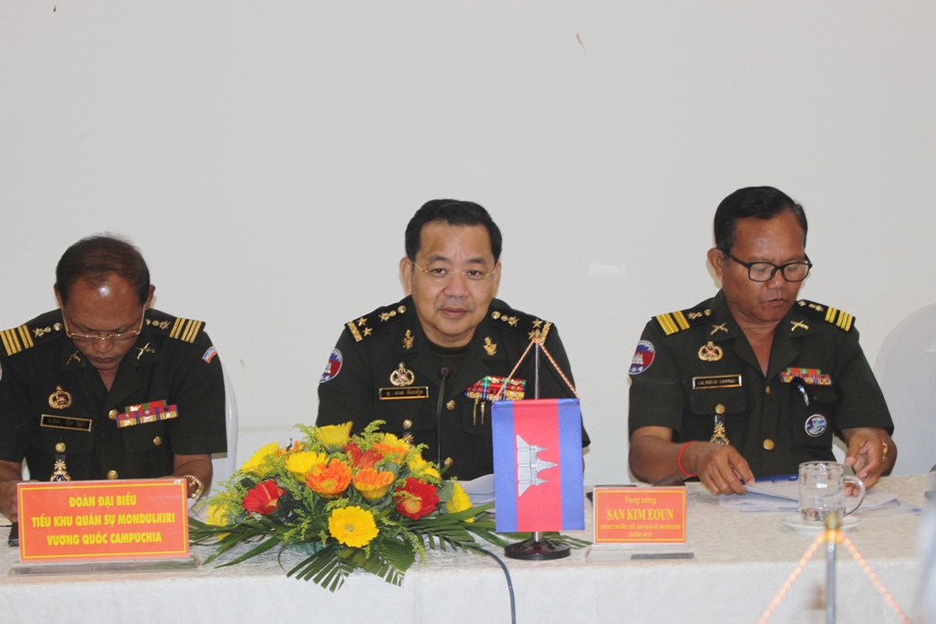 Trung tướng San Kim Eoun, Chỉ huy trưởng Tiểu khu Quân sự Mondulkiri phát biểu tại hội đàm