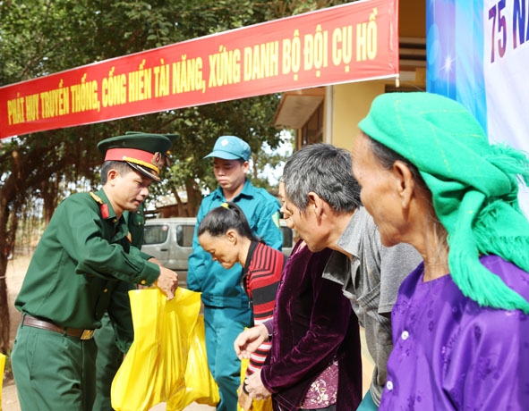 Cán bộ, chiến sĩ tặng quà  người dân xã Cư Kbang (huyện Ea Súp).  