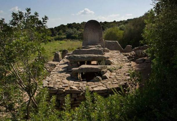Hầm mộ khổng lồ ở Sardinia.