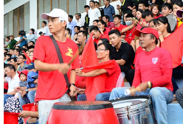 Cổ động viên hâm mộ Câu lạc bộ bóng đá Đắk Lắk đến sân vận động Buôn Ma Thuột cổ vũ các cầu thủ thi đấu.