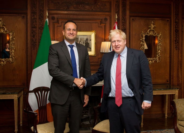 Thủ tướng Anh Boris Johnson (phải) và người đồng cấp Ireland Leo Varadkar. 