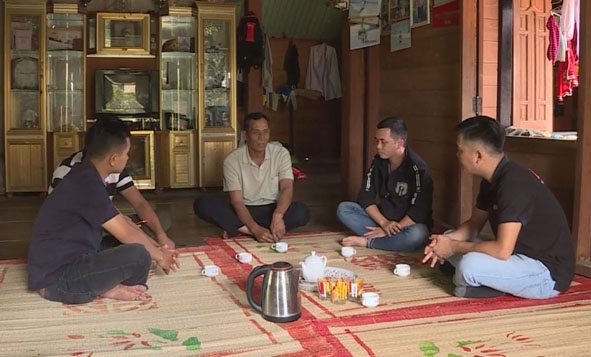 Lực lượng chức năng các cấp của huyện M'Đrắk thăm hỏi gia đình ông Y Sinh Niê (giữa) ở buôn Phao  (xã Cư M'ta, huyện M'Đrắk).
