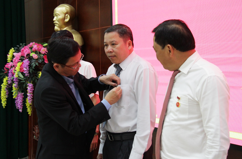 Phó Chủ tịch Thường trực UBND tỉnh Nguyễn Tuấn Hà trao danh hiệu Chiến sỹ thi đua ngành Tài chính cho các cá nhân có thành tích xuất sắc