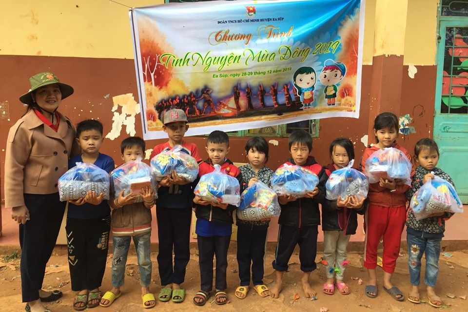 Trao quà cho học sinh nghèo tại thôn Bình Lợi (xã Cư Mlan). 