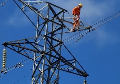 Công nhân ngành Điện kiểm tra đường dây trước lúc đóng điện