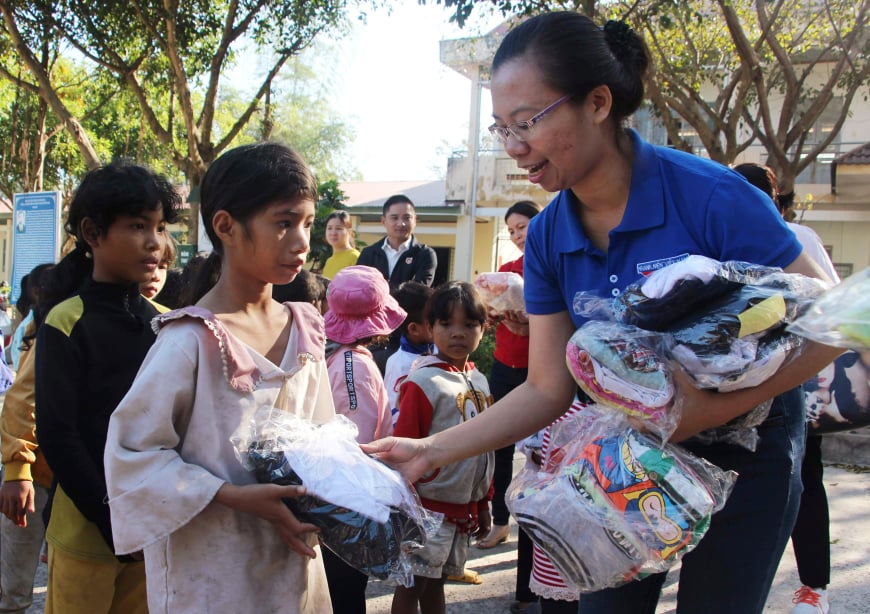 Phó Bí thư Thành Đoàn Vi Thị Kiều Chi tặng áo trắng cho học sinh nghèo. 