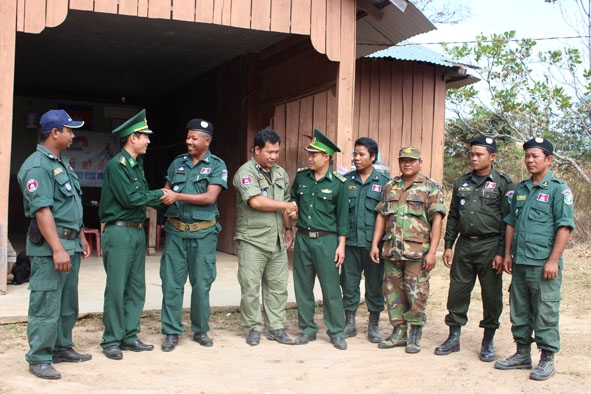 Cán bộ, chiến sĩ Bộ đội Biên phòng tỉnh chuyện trò cùng lực lượng bảo vệ biên giới nước bạn Campuchia. 