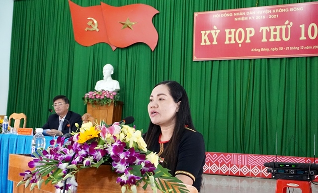 Phó Bí thư Huyện ủy, Chủ tịch HĐND huyện H’Kim Rơ Chăm phát biểu khai mạc kỳ họp.