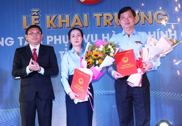Lãnh đạo UBND tỉnh trao Quyết định bổ nhiệm lãnh đạo Trung tâm Phục vụ hành chính công tỉnh Đắk Lắk.