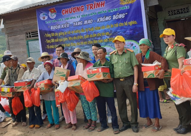 Đại diện Ban tổ chức trao quà cho người dân tại buôn Kiều, xã Yang Mao, huyện Krông Bông.