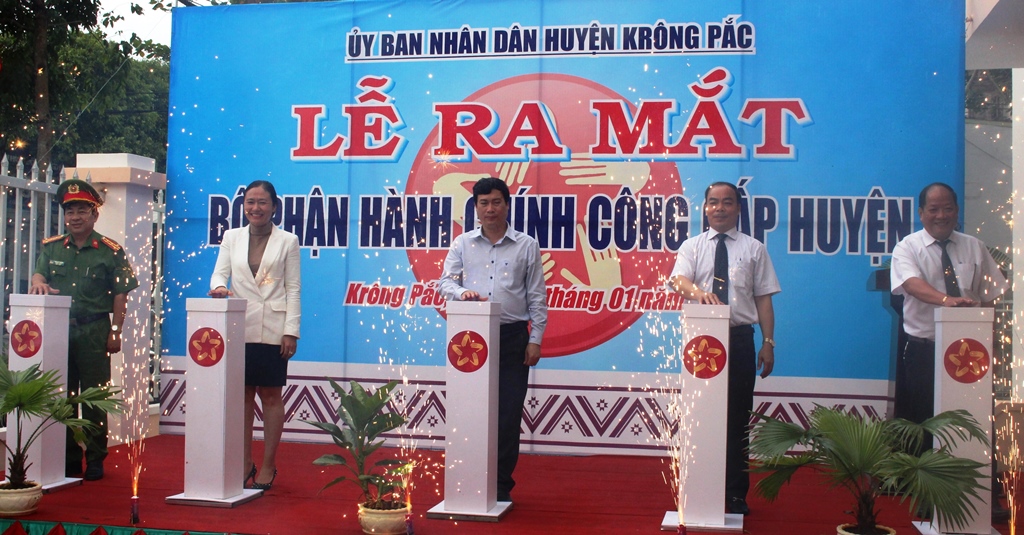 Lãnh đạo huyện Krông Pắc bấm nút ra mắt Bộ phận hành chính công cấp huyện.