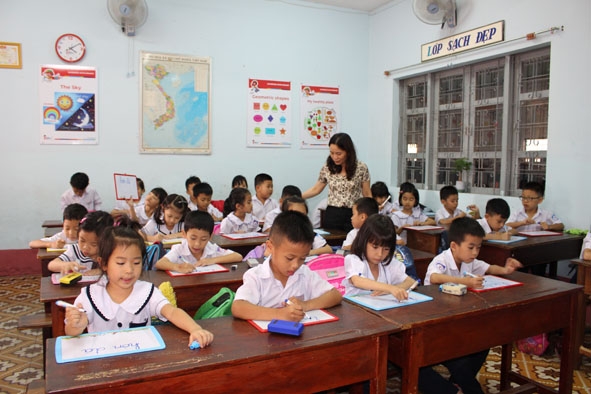 Cô trò Trường Tiểu học Nguyễn Công Trứ (TP. Buôn Ma Thuột) trong giờ học. 