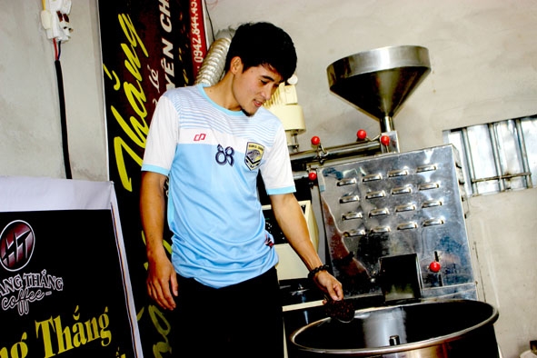 Anh Hoàng Văn Thắng (thôn 7, xã Ea Drông, TX. Buôn Hồ) đầu tư máy rang xay bằng điện để chế biến cà phê bột.