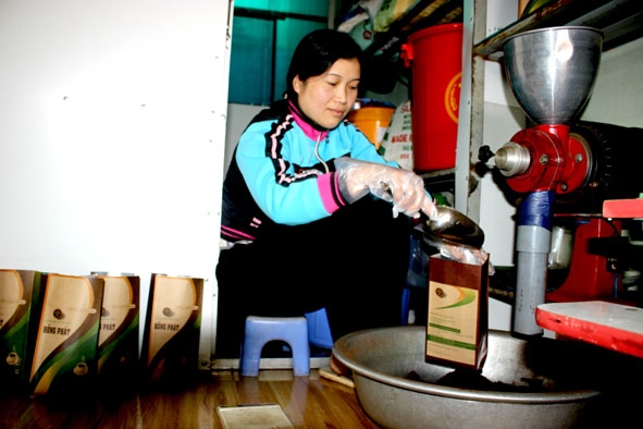 Chị Trương Thị Hoa đóng gói sản phẩm cà phê bột nguyên chất.