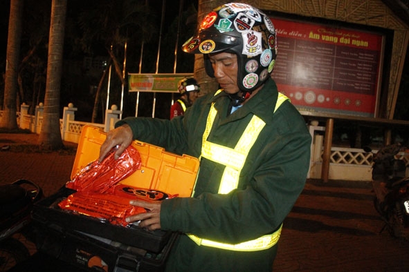 Anh Quảng Hồng Vương, đội trưởng SOS BMT chuẩn bị vật dụng cần thiết để hỗ trợ khi người dân cần. 