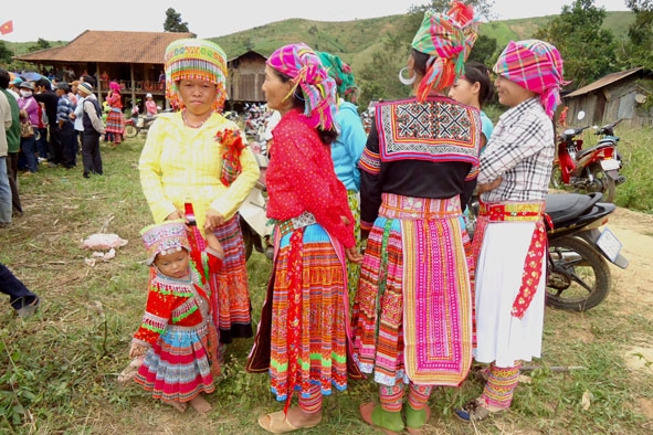 Phụ nữ Hmông thôn Ea Lang trong trang phục truyền thống mừng xuân mới. 