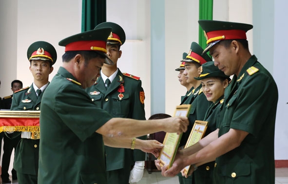 Trung úy chuyên nghiệp Nguyễn Trung Hải (bìa phải) trong một lần được Bộ Chỉ huy Quân sự tỉnh khen thưởng.