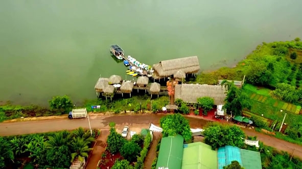 Một góc Khu Du lịch sinh thái Ngọc Phụng được đầu tư xây dựng tại hồ Ea Drăng. 