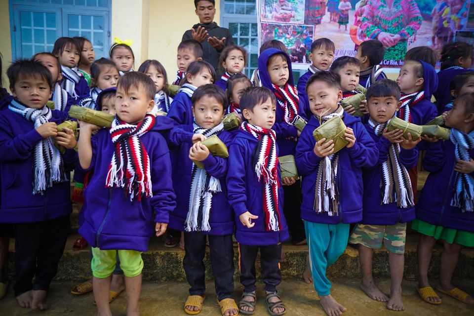 200 em học sinh tại điểm trường thôn 9 (Trường Tiểu học Lê Quý Đôn) được tặng bánh chưng.