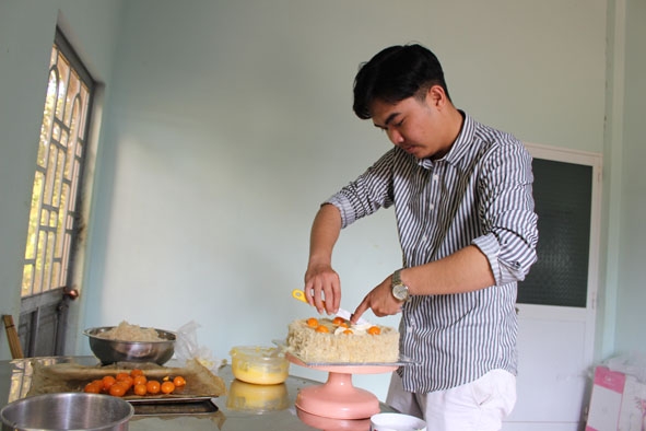 Nguyễn Anh Quốc trang trí bánh bông lan trứng muối. 