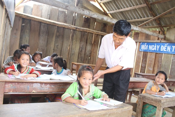 Một tiết học của thầy và trò Trường Tiểu học Đinh Tiên Hoàng tại điểm trường thôn 4, xã Cư San.
