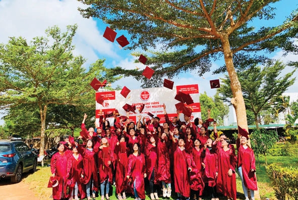 Sinh viên Trường Cao đẳng Bách khoa  Tây Nguyên nhận Bằng tốt nghiệp sau khóa học. 