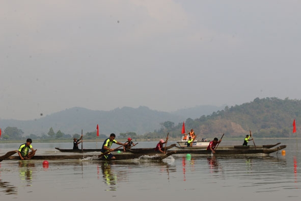 Các vận động viên tham gia Giải đua thuyền độc mộc trên hồ Lắk năm 2019. 
