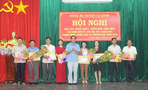 Bí thư Huyện ủy Cư Kuin Lê Thái Dũng trao Giấy khen của Huyện ủy tặng các tổ chức cơ sở đảng và đảng viên có thành tích xuất sắc năm 2018.  