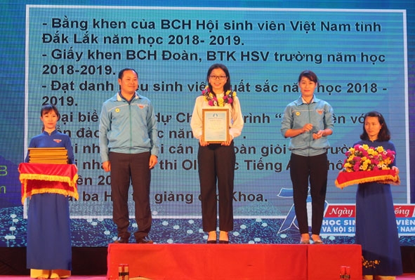 Nguyễn Thị Hiền được tuyên dương 