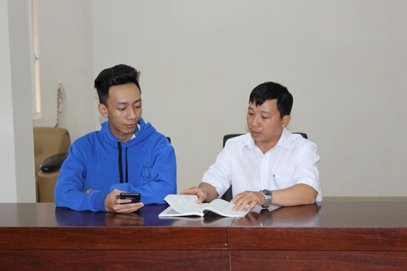 Em Nguyễn Văn Cao Kỳ và thầy giáo hướng dẫn thảo luận cải tiến sản phẩm.