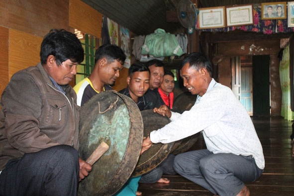 Nghệ nhân Y Xuân Niê (bên phải) truyền dạy đánh chiêng cho người dân và lớp thanh niên trong buôn Kwang A.
