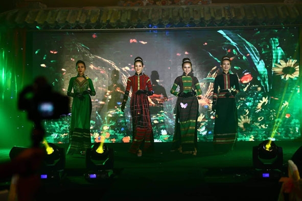 Trình diễn các trang phục áo dài thổ cẩm của nhà thiết kế Nguyễn Thành Trung - (Ảnh nhân vật cung cấp)