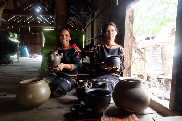 Niềm vui của chị H’Huyên và bà H’Lưm Uông khi giới thiệu về nghề truyền thống của dân tộc mình.