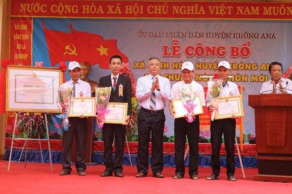 Chủ tịch UBND huyện Krông Ana Võ Đại Huế trao Giấy khen của UBND huyện tặng những tập thể, cá nhân có thành tích xuất sắc trong xây dựng ở xã Bình Hòa.