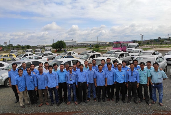 Tập thể giáo viên dạy lái xe của Trung tâm Giáo dục nghề nghiệp Thành Luân.