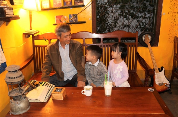 Ông Lê Văn Thân đến quán Cafe 1975 với mong muốn tìm về ký ức xưa cũ.