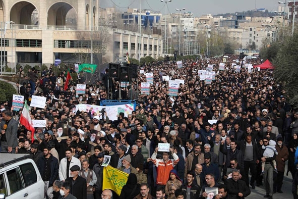 Người dân Tehran tuần hành phản đối vụ không kích của Mỹ.  