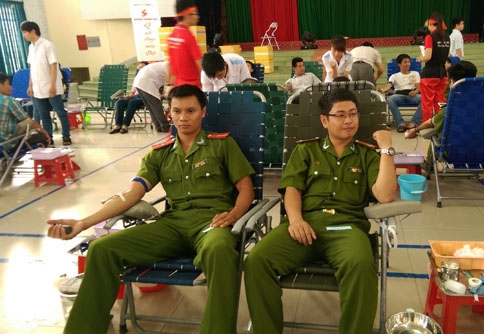 Đại úy Nguyễn Văn Tú (bên phải) tham gia hiến máu tình nguyện năm 2019. 