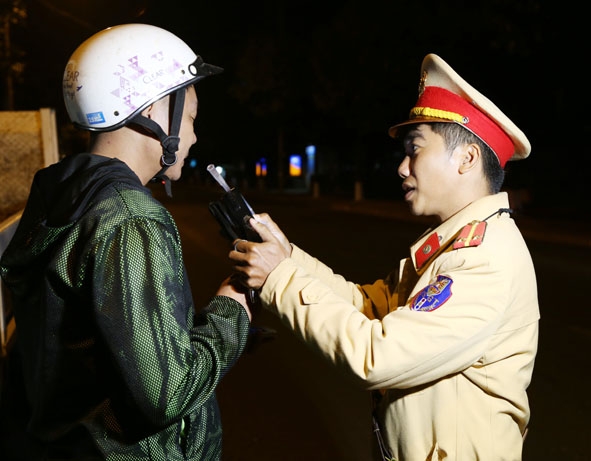Cảnh sát giao thông kiểm tra nồng độ cồn người điều khiển phương tiện  trên đường Trường Chinh.