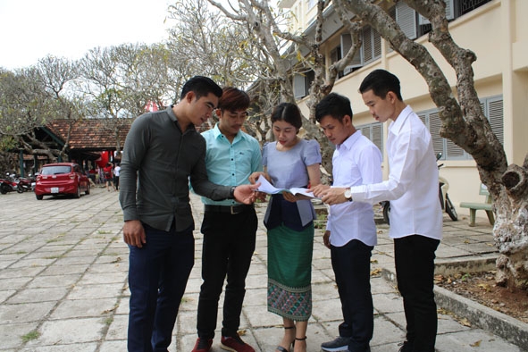 Các du học sinh Lào trao đổi bài học
